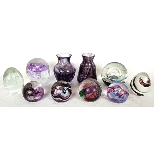 1149 - Assorted paperweights and art glass (box)