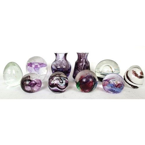 1149 - Assorted paperweights and art glass (box)...