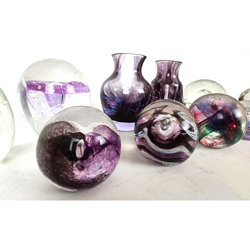 1149 - Assorted paperweights and art glass (box)...