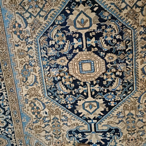 1291 - A Persian rug, 205 x 133 cm