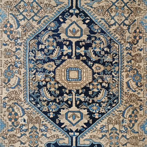 1291 - A Persian rug, 205 x 133 cm