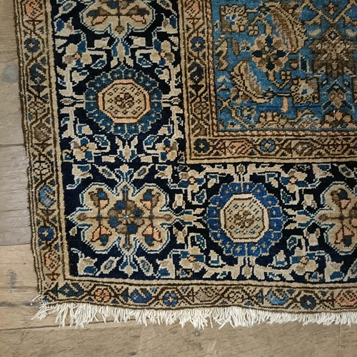 1291 - A Persian rug, 205 x 133 cm