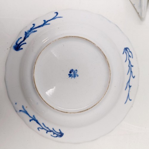 1255 - An 18th century Worcester style plate, decorated in blue, 19 cm diameter, a small 18th century porce... 