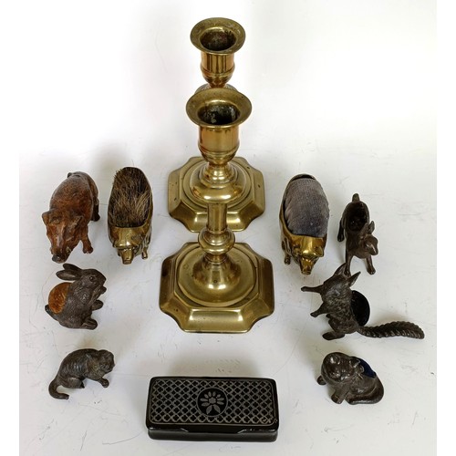 1252 - A pair of 18th century brass candlesticks, 18.5 cm high, various animal pen wipes and other items (b... 