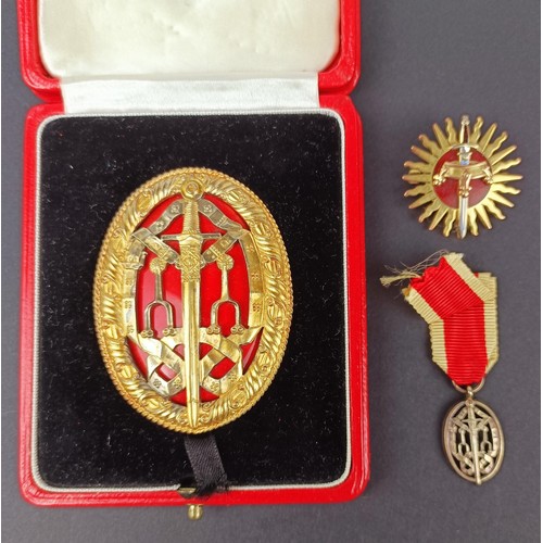 272 - A Knight Bachelor badge, in a Royal Mint case, with a miniature and a 9ct gold badge Provenance: On ... 