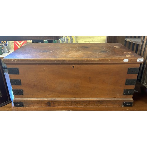 1323 - A painted pine trunk, with metal mounts and handles, 95 cm wide