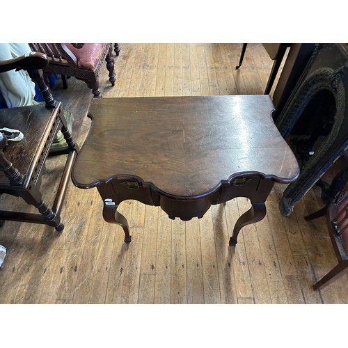 1366 - An 18th century Dutch walnut lowboy, 80 cm wide