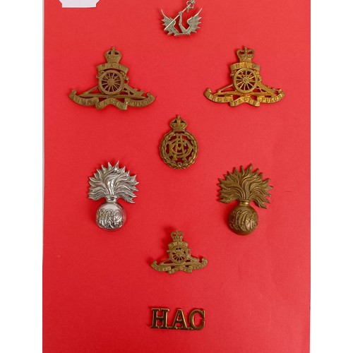 431 - A group of assorted military badges, including HAC, XII Royal Lancers, Derbyshire Yeomanry and other... 