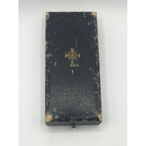 552 - A German World War II mother's cross, in a W Deumer box Provenance: On Instructions of the Family: M... 