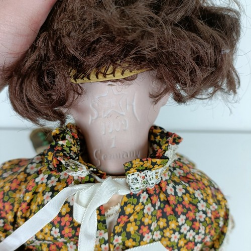 905 - A German Simon & Halbig bisque head doll, with a jointed body, and closing millefiori eyes, 48 c... 