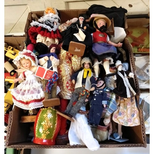 927 - Assorted dolls (box) Provenance:  From a large single owner collection of dolls, to be sold wit... 