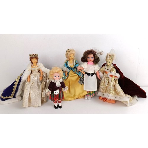 929 - Assorted dolls (2 boxes) Provenance:  From a large single owner collection of dolls, to be sold... 