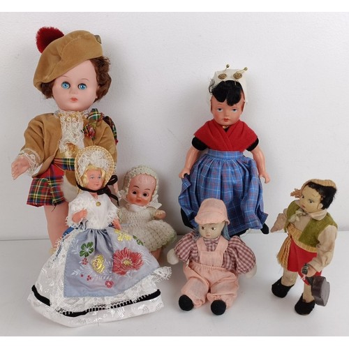 930 - Assorted dolls (box) Provenance:  From a large single owner collection of dolls, to be sold wit... 