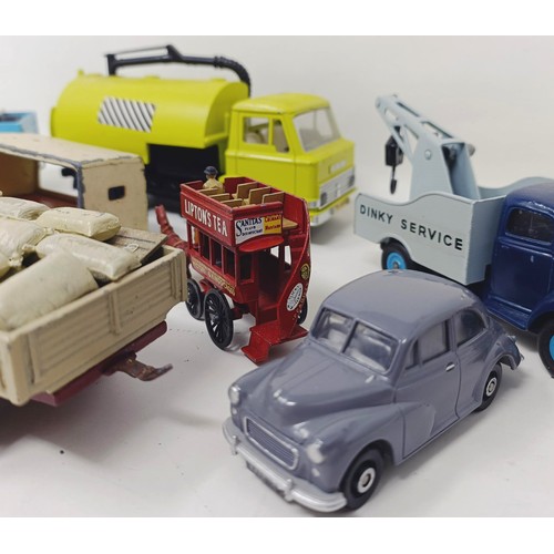 936 - A Dinky Supertoys 20 Tonne Lorry - Mounted Crane, and assorted other unboxed play worn model cars (b... 