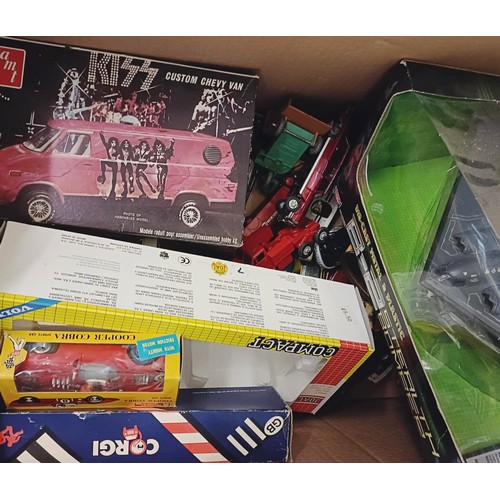 944 - An AMT model kit, Kiss Custom Chevvy Van, unchecked, pieces may be missing, a B-2 Stealth Bomber mod...