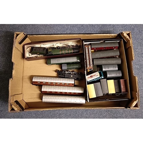 979 - An OO gauge 4-6-2 locomotive and tender and assorted carriages, all unboxed (box)