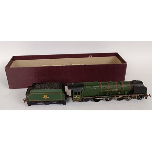 979 - An OO gauge 4-6-2 locomotive and tender and assorted carriages, all unboxed (box)