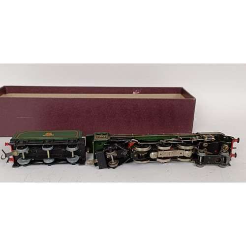 979 - An OO gauge 4-6-2 locomotive and tender and assorted carriages, all unboxed (box)