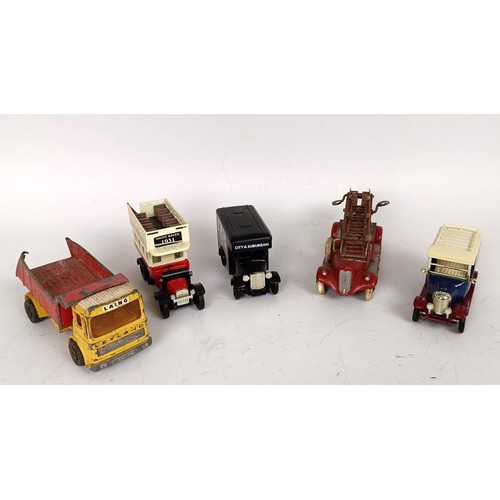 981 - Assorted play worn toy model cars and trucks (box)