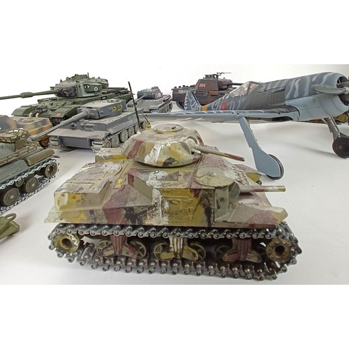 995 - Assorted models of tanks, a model of a fighter plane, all unboxed (box)