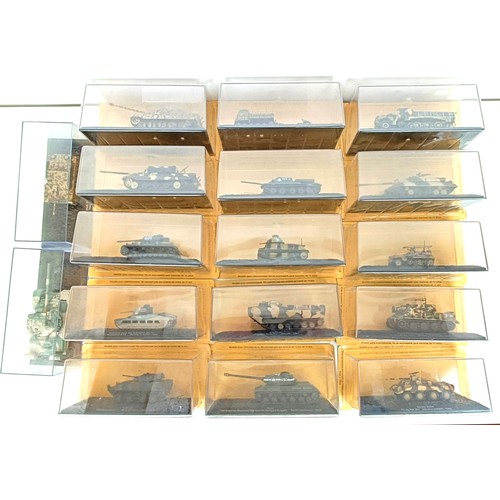 996 - A model of an SU-85 tank and other models of tanks, all boxed (box)