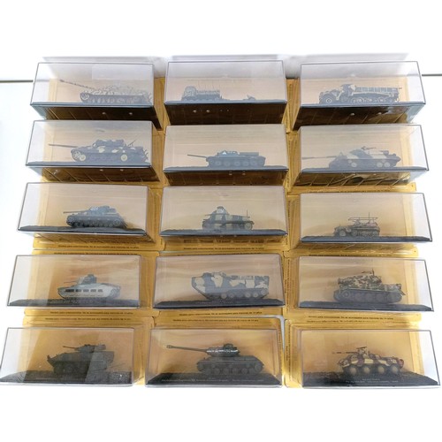 996 - A model of an SU-85 tank and other models of tanks, all boxed (box)