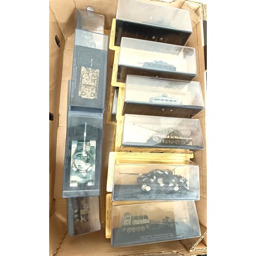 996 - A model of an SU-85 tank and other models of tanks, all boxed (box)