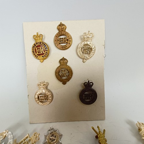 587 - A large group of assorted military staybrite badges, including Household Cavalry and Infantry