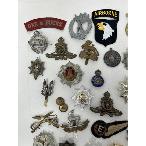 557 - Assorted military badges, buttons and other items Provenance: On Instructions of the Family: Medals ... 