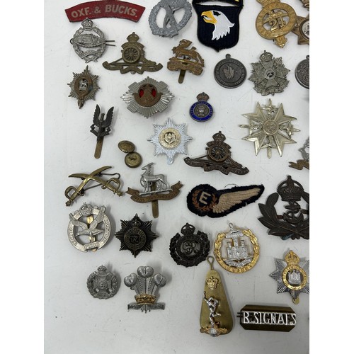 557 - Assorted military badges, buttons and other items Provenance: On Instructions of the Family: Medals ... 