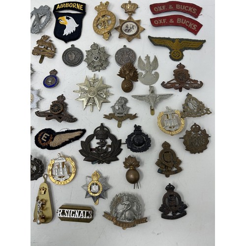 557 - Assorted military badges, buttons and other items Provenance: On Instructions of the Family: Medals ... 