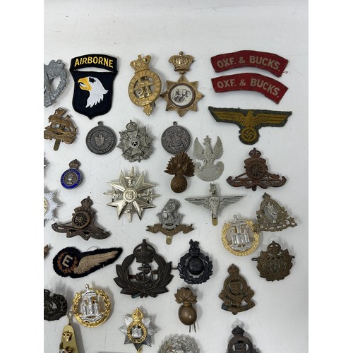 557 - Assorted military badges, buttons and other items Provenance: On Instructions of the Family: Medals ... 