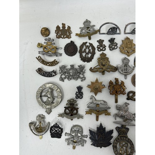 572 - A Victorian 2nd South Staffordshire badge, other military badges and items