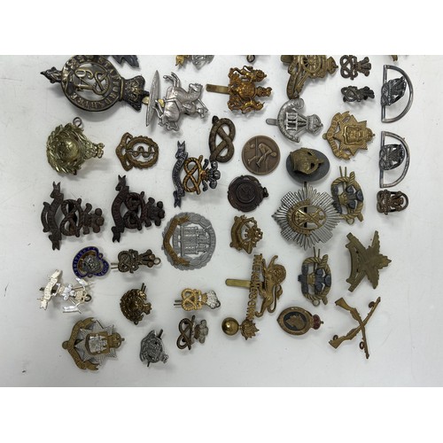 572 - A Victorian 2nd South Staffordshire badge, other military badges and items