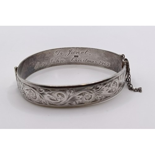 1607 - A silver compact and assorted other items