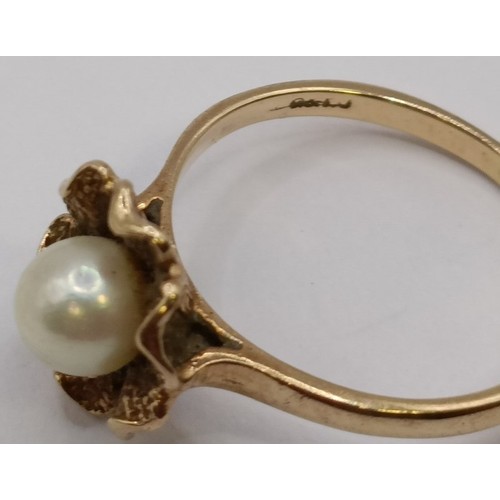 1689 - A 9ct gold and diamond cluster ring, ring size K, two other rings and a badge (4)