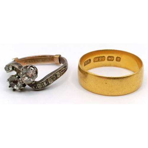 1696 - A 22ct gold wedding band, ring size P, 4.7 g and a dress ring, in a vintage jewellery box (2)