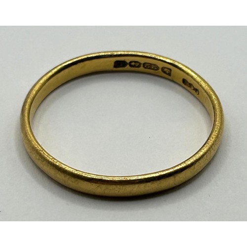 1665 - A 22ct gold wedding band, ring size R, 3.8 g, in a vintage jewellery box