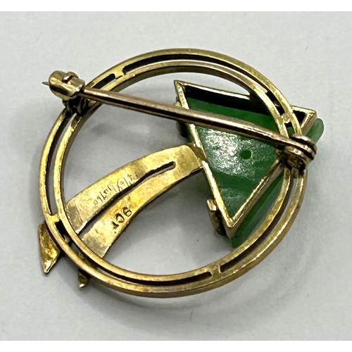 1688 - An Art Deco 9ct gold and jade brooch