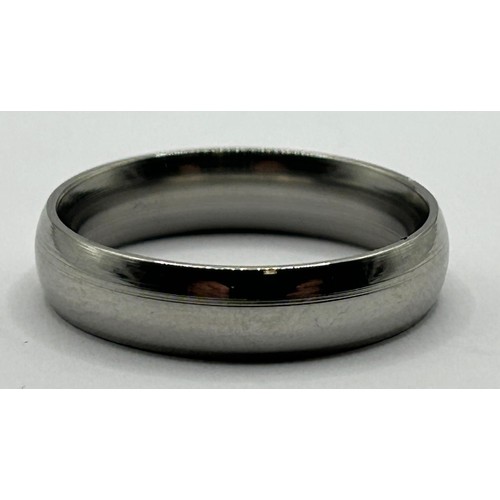 1692 - A silver coloured metal wedding band, ring size U