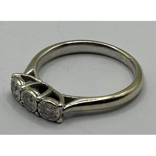 1735 - A 9ct gold and three stone diamond ring, ring size K 1/2