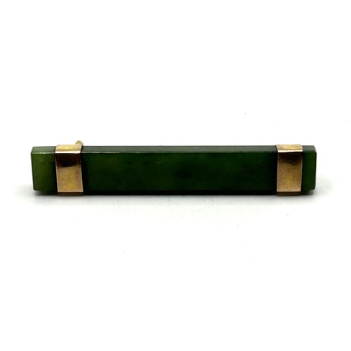 1746 - A green jade and yellow metal bar brooch