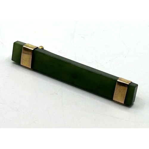 1746 - A green jade and yellow metal bar brooch