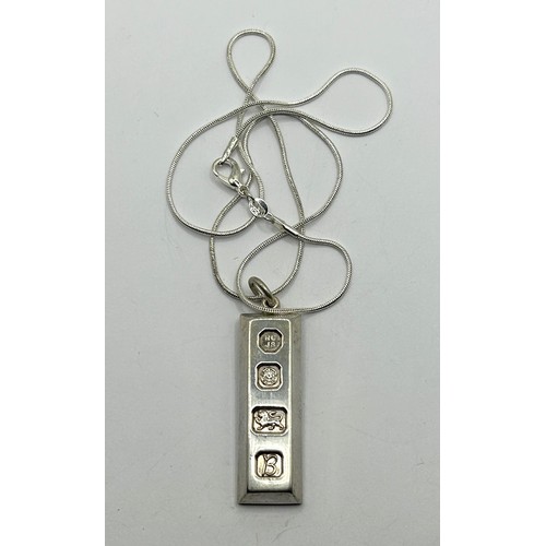 1759 - A silver ingot pendant, on a chain, 35 g