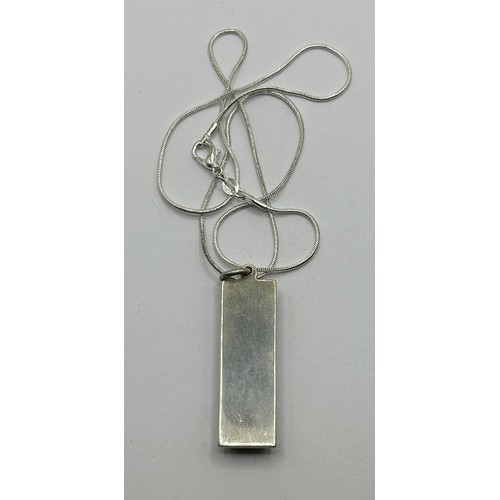 1759 - A silver ingot pendant, on a chain, 35 g