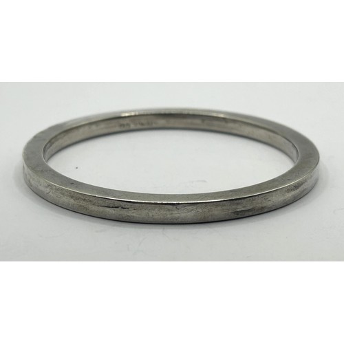 1645 - A silver coloured metal bangle