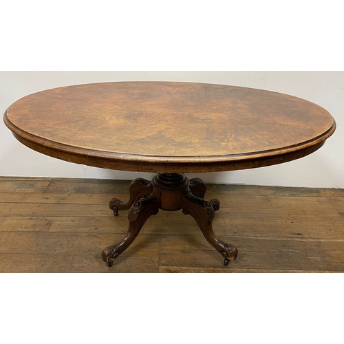 1303 - A Victorian oval walnut loo table, 140 cm wide