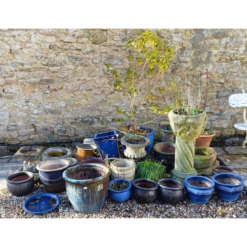 1429 - A large group of garden pots and items