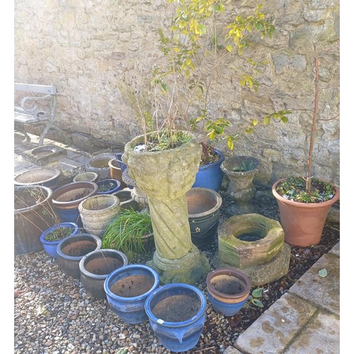 1429 - A large group of garden pots and items