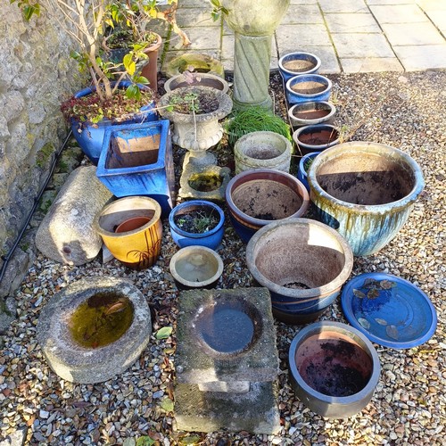 1429 - A large group of garden pots and items